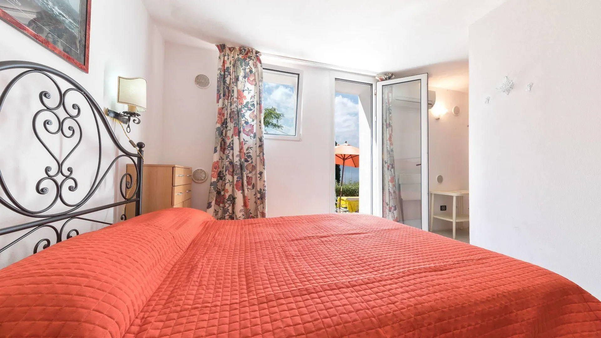 Residence Gardasee Apartments With Lake View Pai 2*,